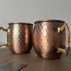 Dale un toque de elegancia y autenticidad a tus bebidas con el Set de Tazas Copper de Wayu. Fabricadas en acero inoxidable con recubrimiento de cobre, estas tazas no solo son resistentes, sino que también ayudan a mantener tus cócteles fríos por más tiempo. Perfectas para servir un Moscow Mule, mojitos o cualquier bebida refrescante, su diseño clásico y brillante las convierte en el centro de atención en cualquier reunión.