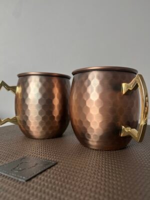 Dale un toque de elegancia y autenticidad a tus bebidas con el Set de Tazas Copper de Wayu. Fabricadas en acero inoxidable con recubrimiento de cobre, estas tazas no solo son resistentes, sino que también ayudan a mantener tus cócteles fríos por más tiempo. Perfectas para servir un Moscow Mule, mojitos o cualquier bebida refrescante, su diseño clásico y brillante las convierte en el centro de atención en cualquier reunión.