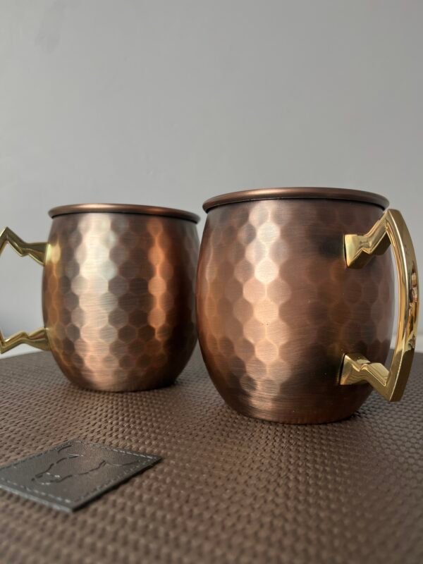 Dale un toque de elegancia y autenticidad a tus bebidas con el Set de Tazas Copper de Wayu. Fabricadas en acero inoxidable con recubrimiento de cobre, estas tazas no solo son resistentes, sino que también ayudan a mantener tus cócteles fríos por más tiempo. Perfectas para servir un Moscow Mule, mojitos o cualquier bebida refrescante, su diseño clásico y brillante las convierte en el centro de atención en cualquier reunión.